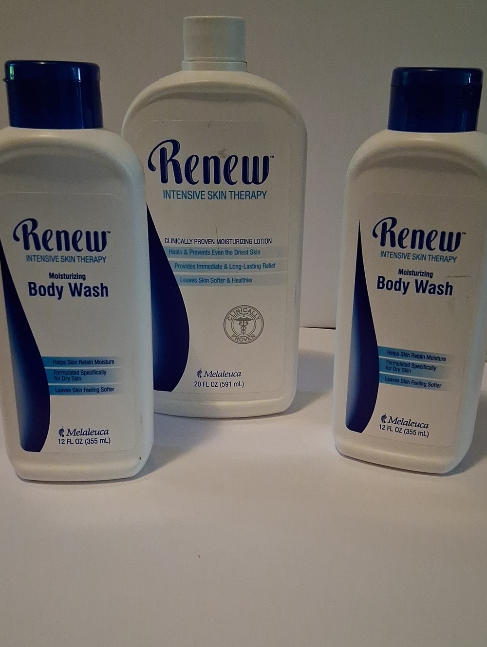 Renew Moisturizing Body Wash - White with Blue Accents